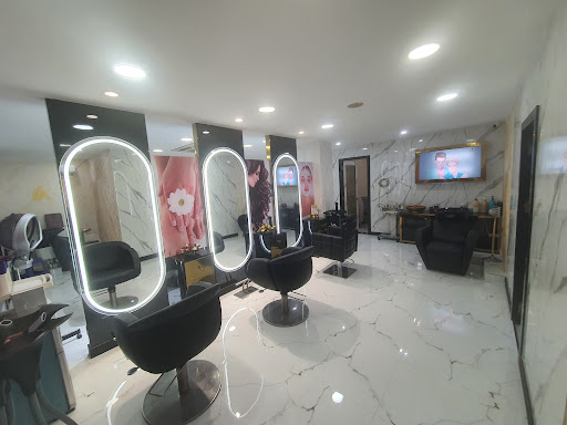 𝑺𝒖𝒏 𝑺𝒑𝒂 & 𝑾𝒆𝒍𝒍𝒏𝒆𝒔𝒔 𝑹𝒆𝒕𝒓𝒆𝒂𝒕 - Dermatologist | Hair | Beauty | Makeup | Salon | Nails | Spa | Unisex Salon in Jamshedpur